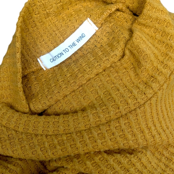 Caution to the wind Fitted, long sleeve mock neck top with peasant sleeves - Picture 5 of 5